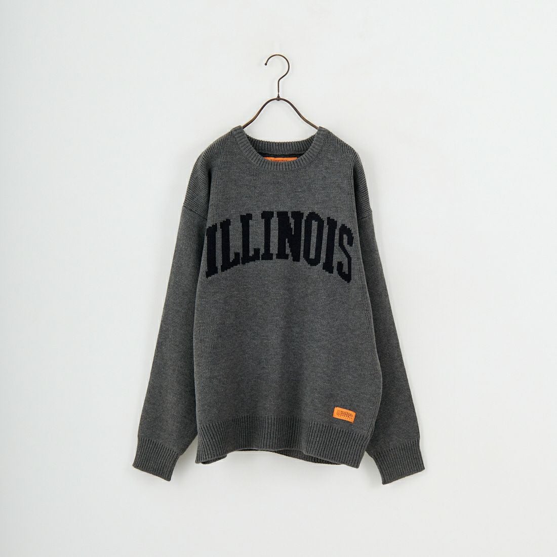 UNIVERSAL OVERALL [ユニバーサルオーバーオール] 別注 カレッジロゴニットセーター [U2533301IN-JF] CHARCOAL