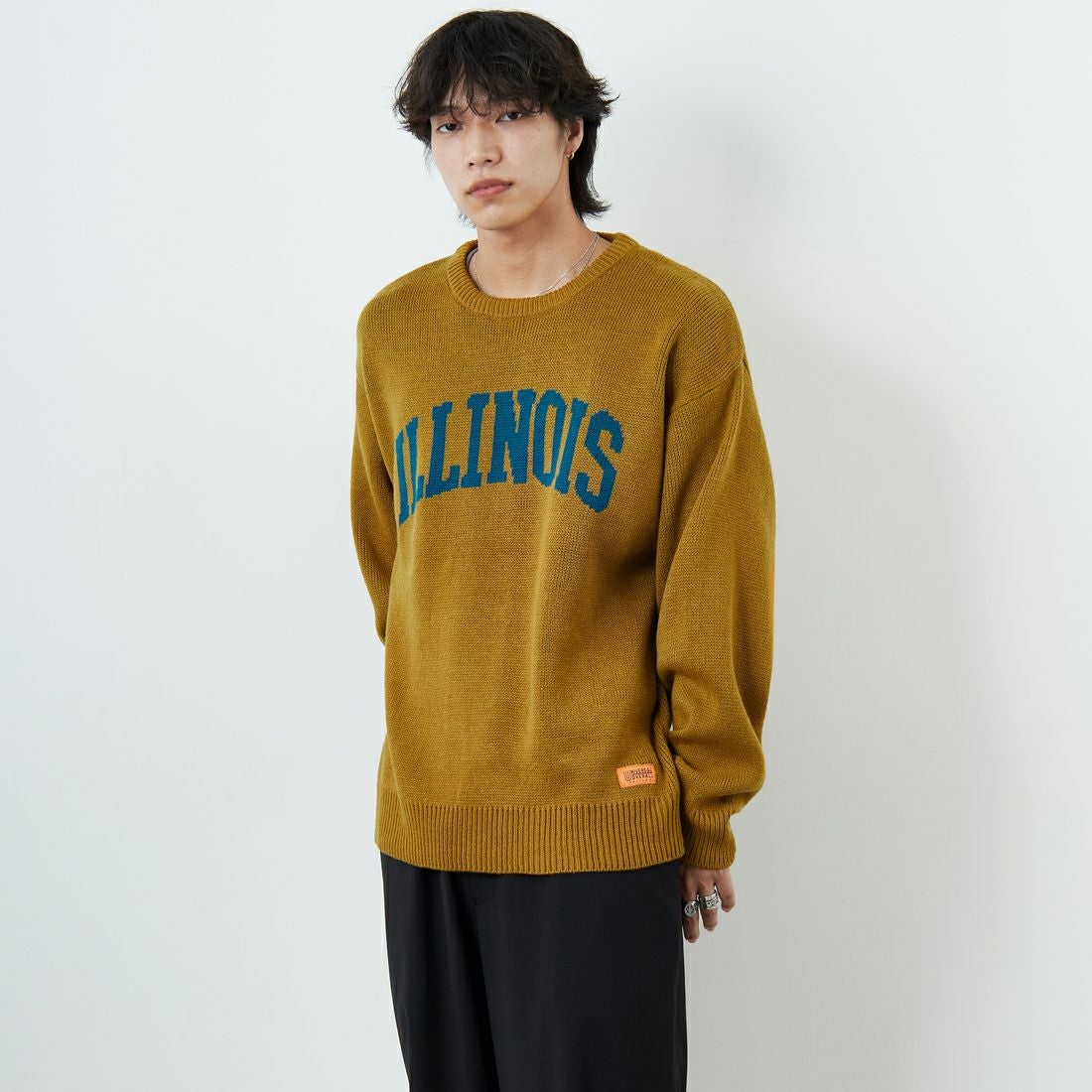 UNIVERSAL OVERALL [ユニバーサルオーバーオール] 別注 カレッジロゴニットセーター [U2533301IN-JF] BEIGE &&モデル身長：179cm 着用サイズ：M&&