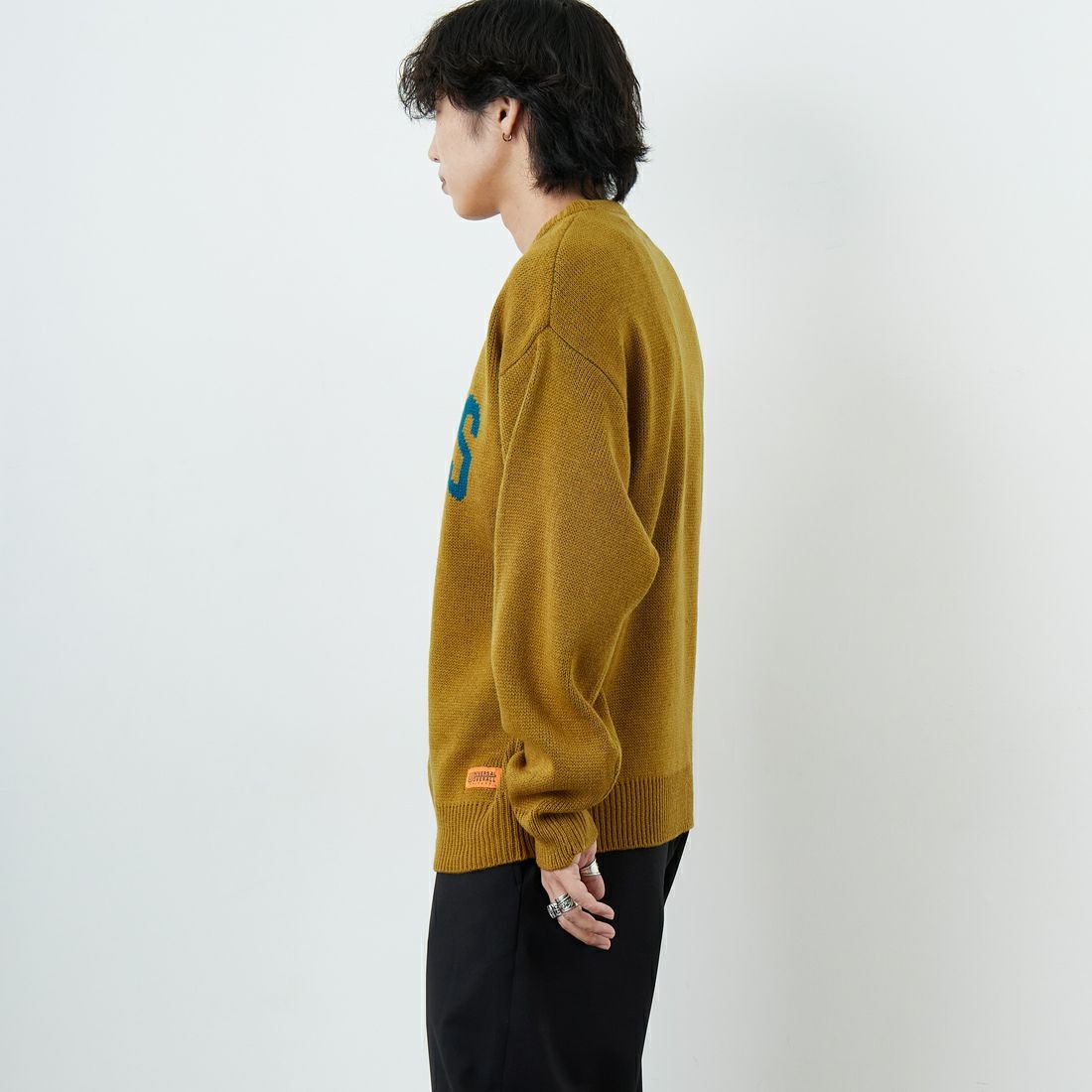 UNIVERSAL OVERALL [ユニバーサルオーバーオール] 別注 カレッジロゴニットセーター [U2533301IN-JF] BEIGE &&モデル身長：179cm 着用サイズ：M&&