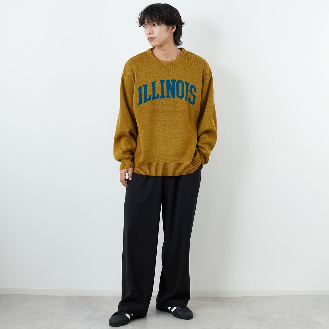 UNIVERSAL OVERALL [ユニバーサルオーバーオール] 別注 カレッジロゴニットセーター [U2533301IN-JF] BEIGE &&モデル身長：179cm 着用サイズ：M&&