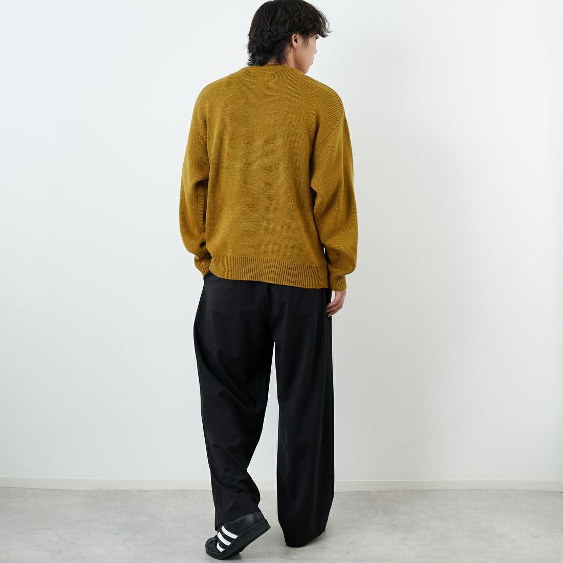 UNIVERSAL OVERALL [ユニバーサルオーバーオール] 別注 カレッジロゴニットセーター [U2533301IN-JF] BEIGE &&モデル身長：179cm 着用サイズ：M&&