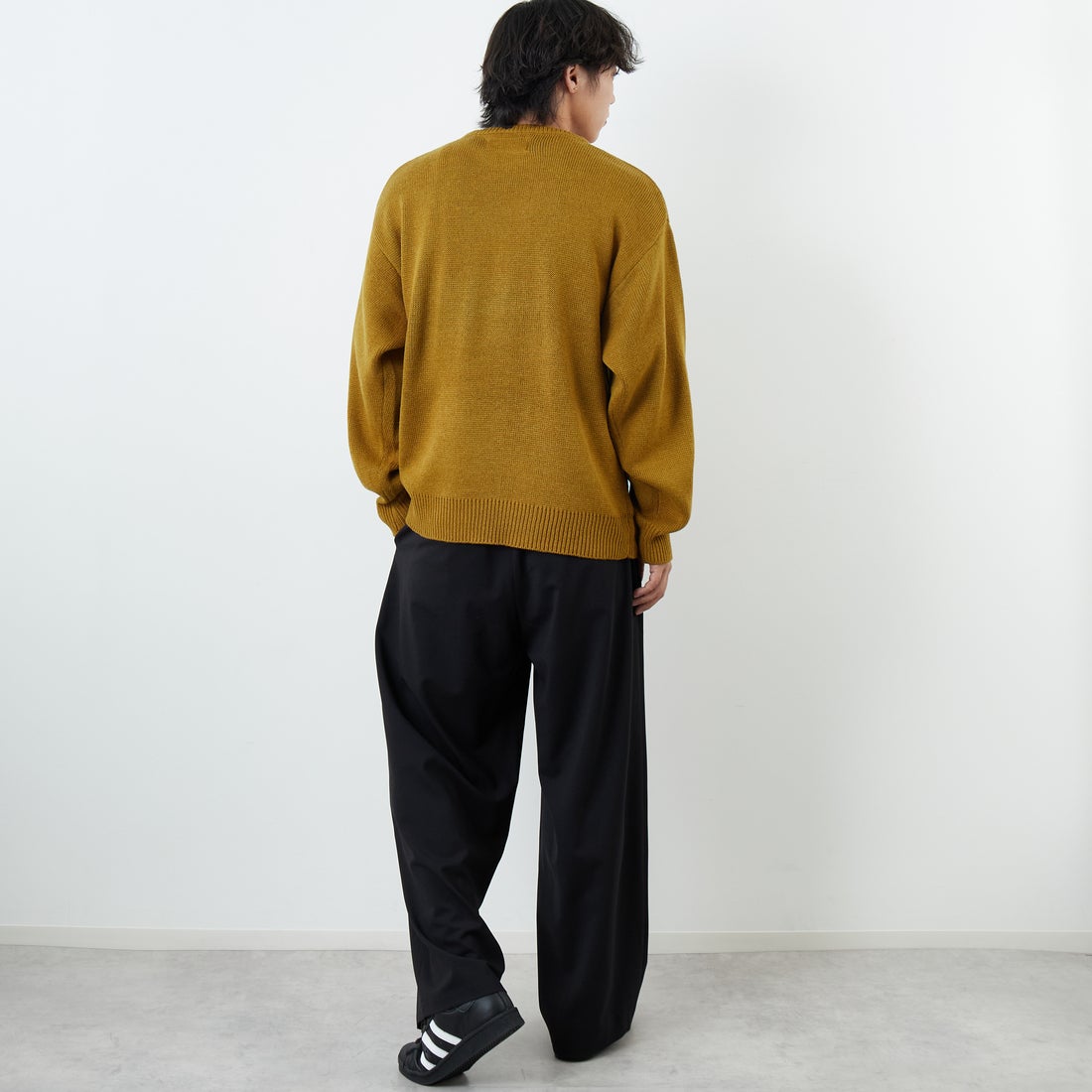 UNIVERSAL OVERALL [ユニバーサルオーバーオール] 別注 カレッジロゴニットセーター [U2533301IN-JF] BEIGE &&モデル身長：179cm 着用サイズ：M&&
