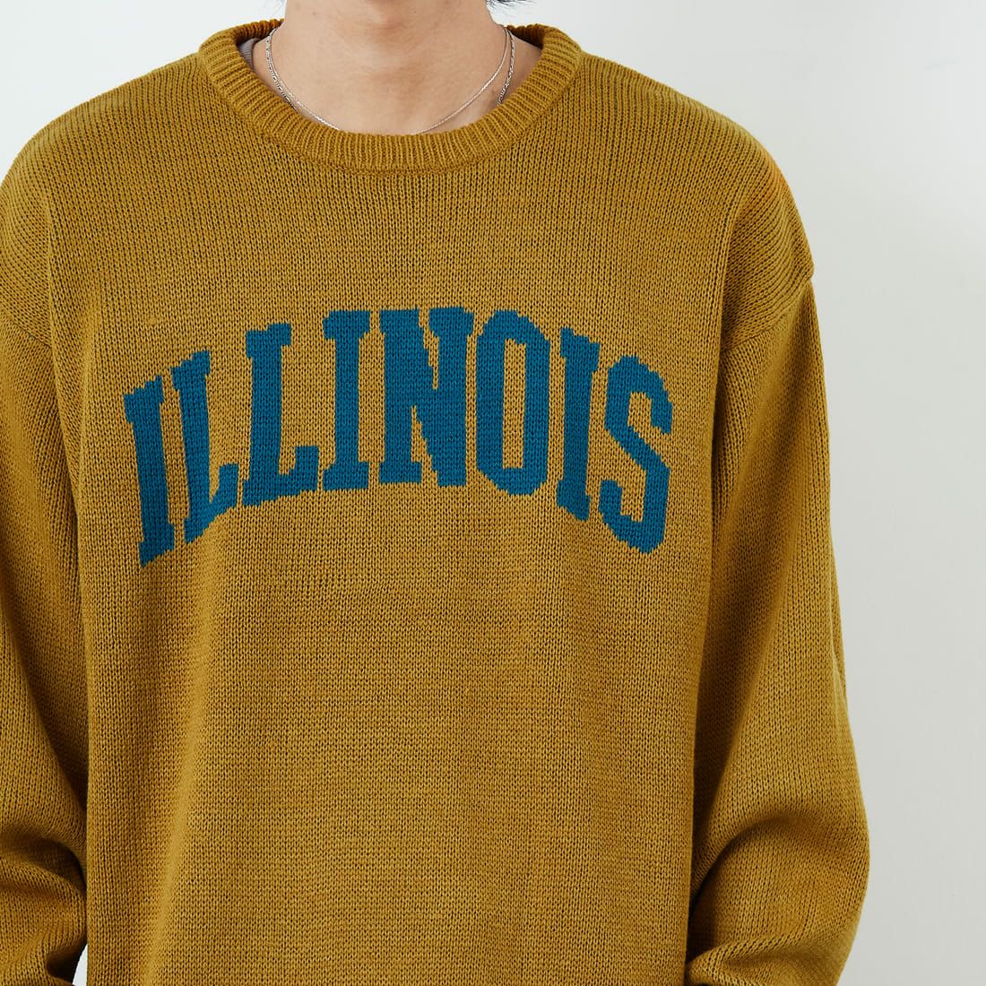 UNIVERSAL OVERALL [ユニバーサルオーバーオール] 別注 カレッジロゴニットセーター [U2533301IN-JF] BEIGE &&モデル身長：179cm 着用サイズ：M&&