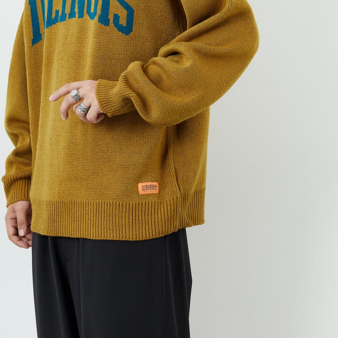 UNIVERSAL OVERALL [ユニバーサルオーバーオール] 別注 カレッジロゴニットセーター [U2533301IN-JF] BEIGE &&モデル身長：179cm 着用サイズ：M&&