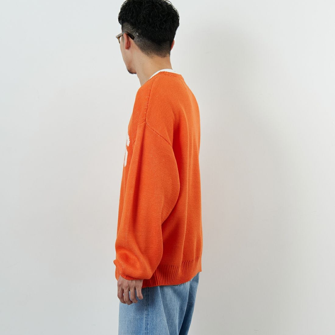 UNIVERSAL OVERALL [ユニバーサルオーバーオール] 別注 カレッジロゴニットセーター [U2533301IN-JF] ORANGE &&モデル身長：168cm 着用サイズ：M&&