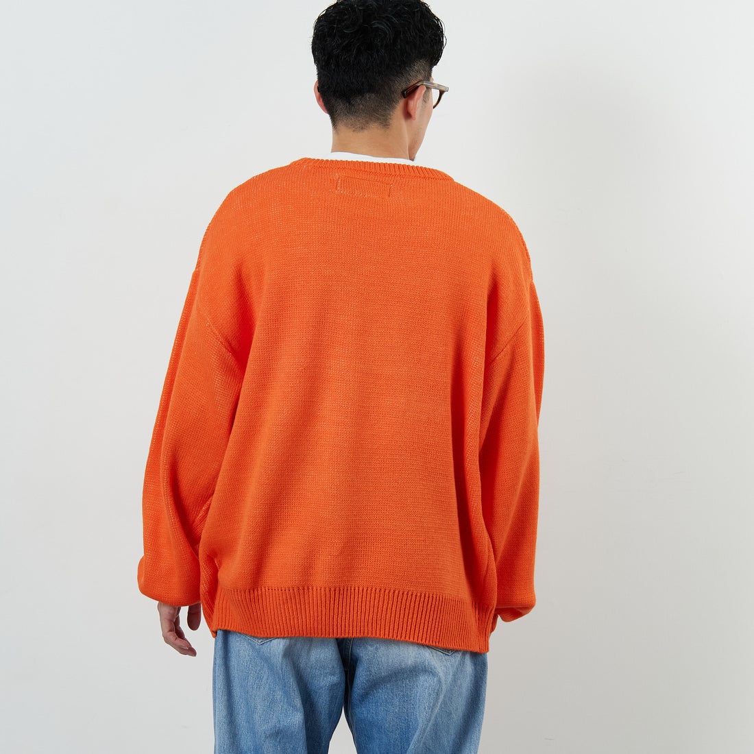 UNIVERSAL OVERALL [ユニバーサルオーバーオール] 別注 カレッジロゴニットセーター [U2533301IN-JF] ORANGE &&モデル身長：168cm 着用サイズ：M&&