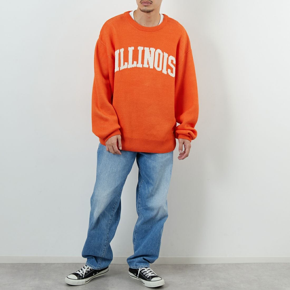 UNIVERSAL OVERALL [ユニバーサルオーバーオール] 別注 カレッジロゴニットセーター [U2533301IN-JF] ORANGE &&モデル身長：168cm 着用サイズ：M&&