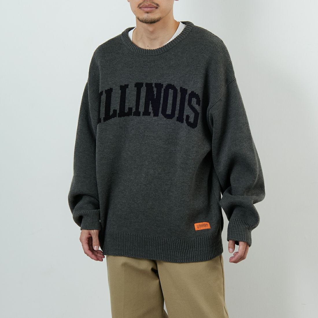 UNIVERSAL OVERALL [ユニバーサルオーバーオール] 別注 カレッジロゴニットセーター [U2533301IN-JF] CHARCOAL &&モデル身長：168cm 着用サイズ：L&&