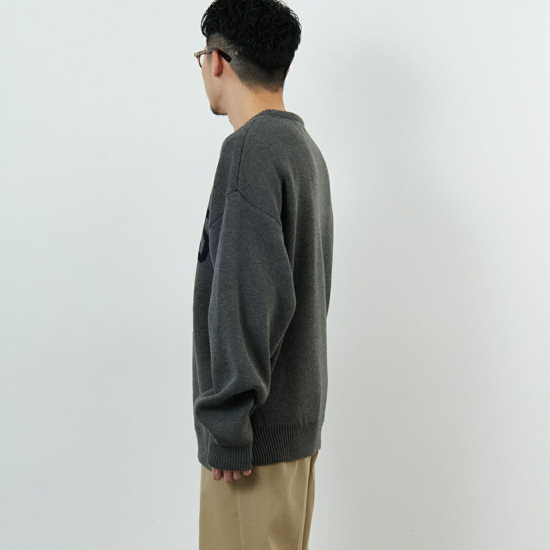 UNIVERSAL OVERALL [ユニバーサルオーバーオール] 別注 カレッジロゴニットセーター [U2533301IN-JF] CHARCOAL &&モデル身長：168cm 着用サイズ：L&&