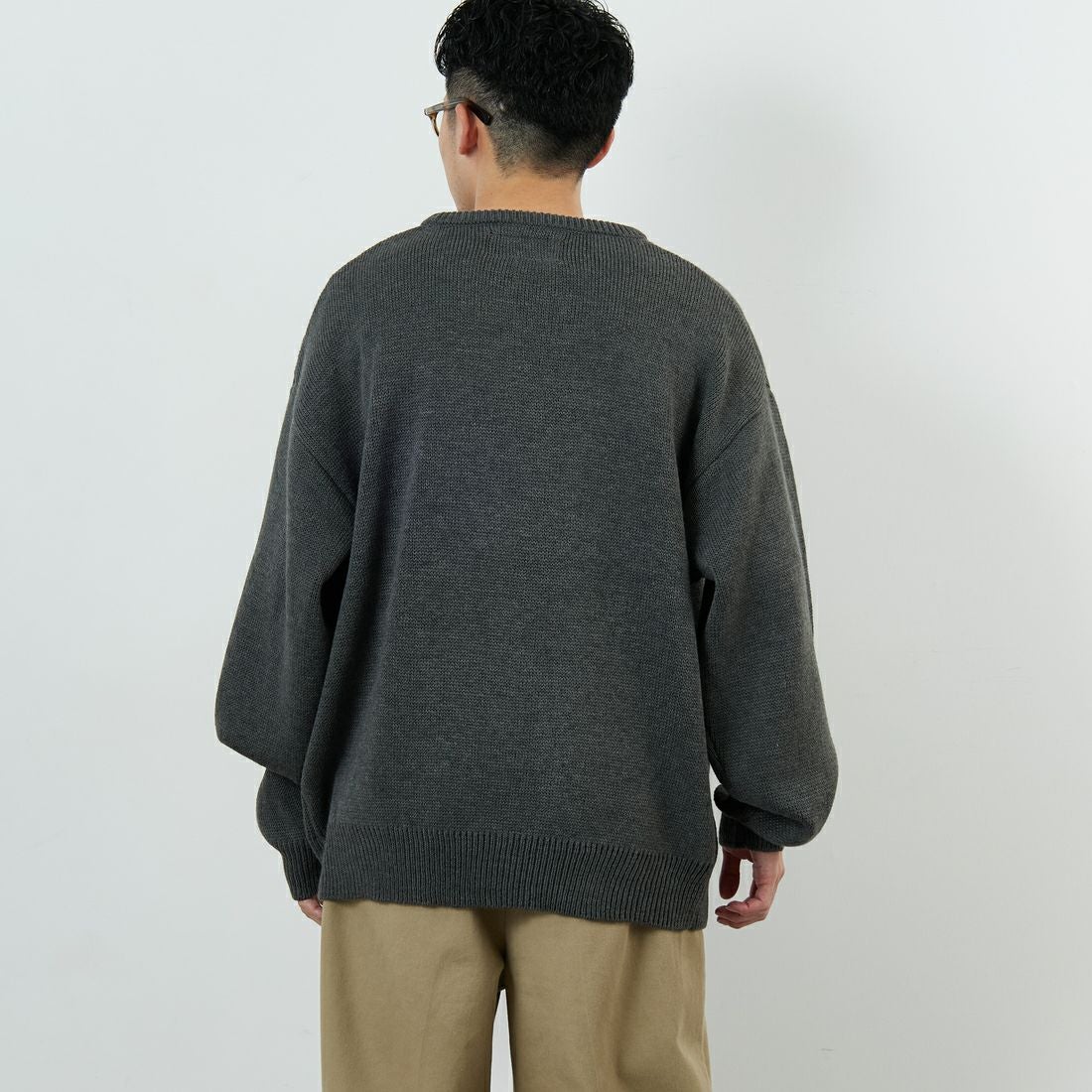 UNIVERSAL OVERALL [ユニバーサルオーバーオール] 別注 カレッジロゴニットセーター [U2533301IN-JF] CHARCOAL &&モデル身長：168cm 着用サイズ：L&&