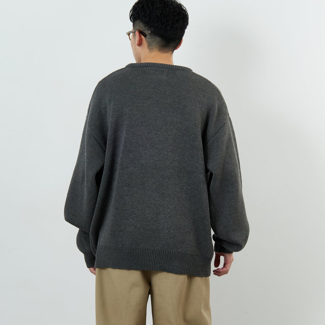 UNIVERSAL OVERALL [ユニバーサルオーバーオール] 別注 カレッジロゴニットセーター [U2533301IN-JF] CHARCOAL &&モデル身長：168cm 着用サイズ：L&&