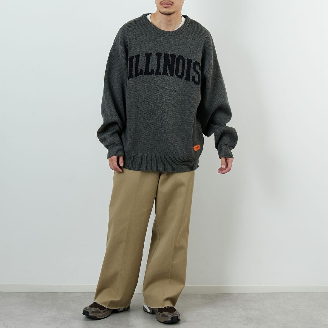 UNIVERSAL OVERALL [ユニバーサルオーバーオール] 別注 カレッジロゴニットセーター [U2533301IN-JF] CHARCOAL &&モデル身長：168cm 着用サイズ：L&&