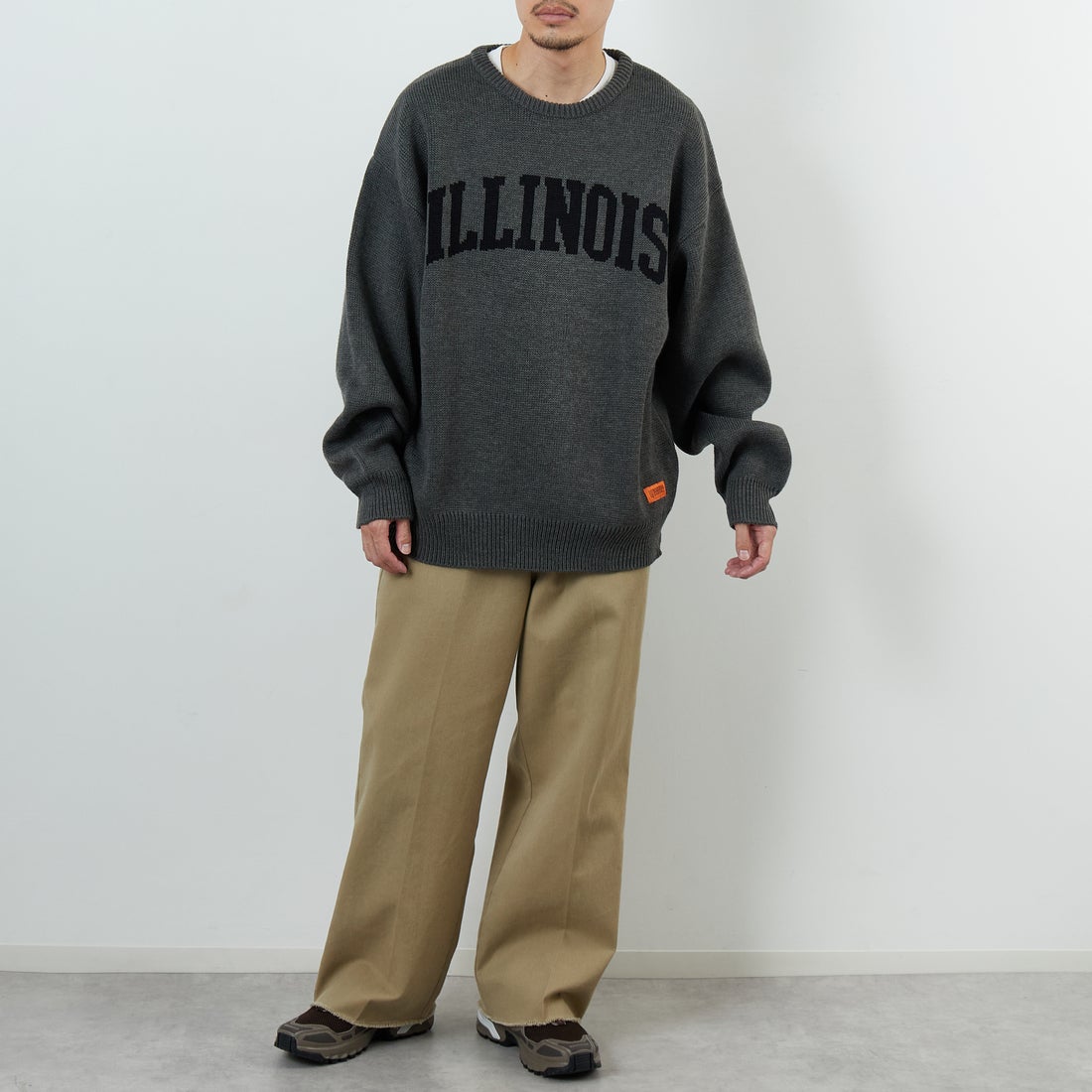 UNIVERSAL OVERALL [ユニバーサルオーバーオール] 別注 カレッジロゴニットセーター [U2533301IN-JF] CHARCOAL &&モデル身長：168cm 着用サイズ：L&&