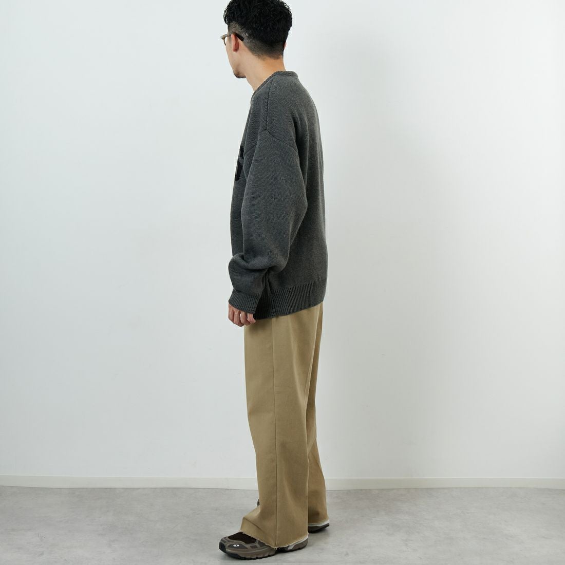 UNIVERSAL OVERALL [ユニバーサルオーバーオール] 別注 カレッジロゴニットセーター [U2533301IN-JF] CHARCOAL &&モデル身長：168cm 着用サイズ：L&&