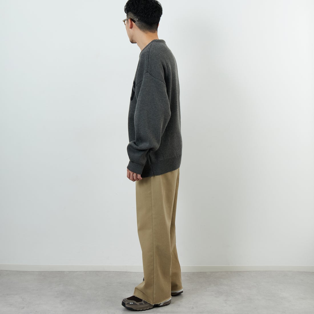 UNIVERSAL OVERALL [ユニバーサルオーバーオール] 別注 カレッジロゴニットセーター [U2533301IN-JF] CHARCOAL &&モデル身長：168cm 着用サイズ：L&&