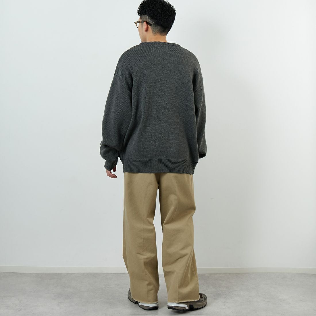 UNIVERSAL OVERALL [ユニバーサルオーバーオール] 別注 カレッジロゴニットセーター [U2533301IN-JF] CHARCOAL &&モデル身長：168cm 着用サイズ：L&&