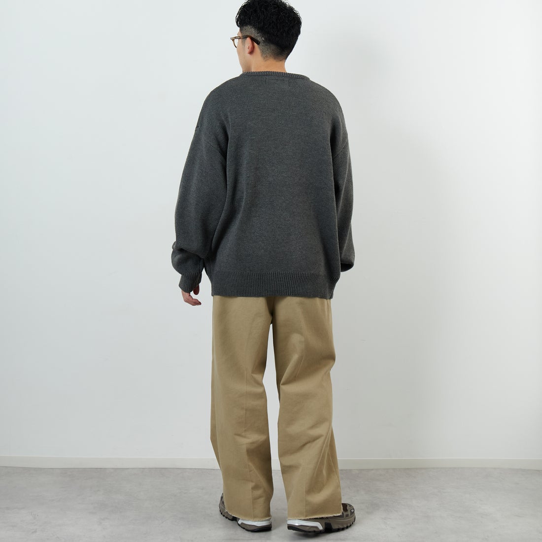 UNIVERSAL OVERALL [ユニバーサルオーバーオール] 別注 カレッジロゴニットセーター [U2533301IN-JF] CHARCOAL &&モデル身長：168cm 着用サイズ：L&&