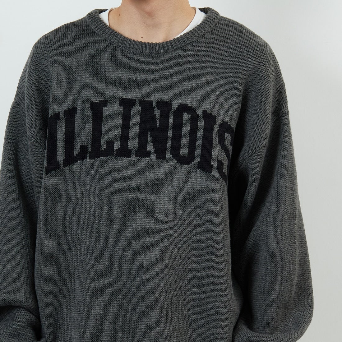 UNIVERSAL OVERALL [ユニバーサルオーバーオール] 別注 カレッジロゴニットセーター [U2533301IN-JF] CHARCOAL &&モデル身長：168cm 着用サイズ：L&&