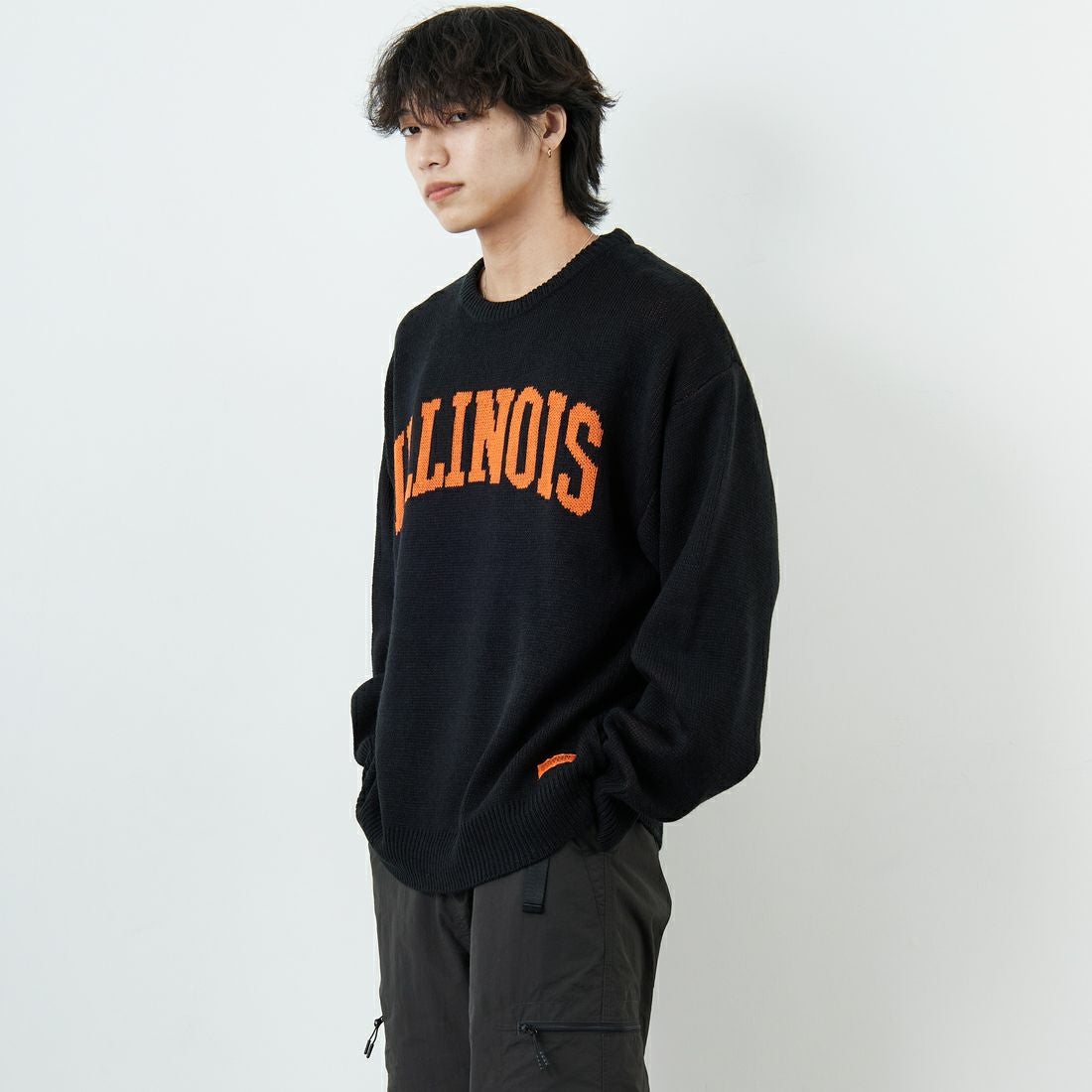 UNIVERSAL OVERALL [ユニバーサルオーバーオール] 別注 カレッジロゴニットセーター [U2533301IN-JF] BLACK &&モデル身長：179cm 着用サイズ：L&&