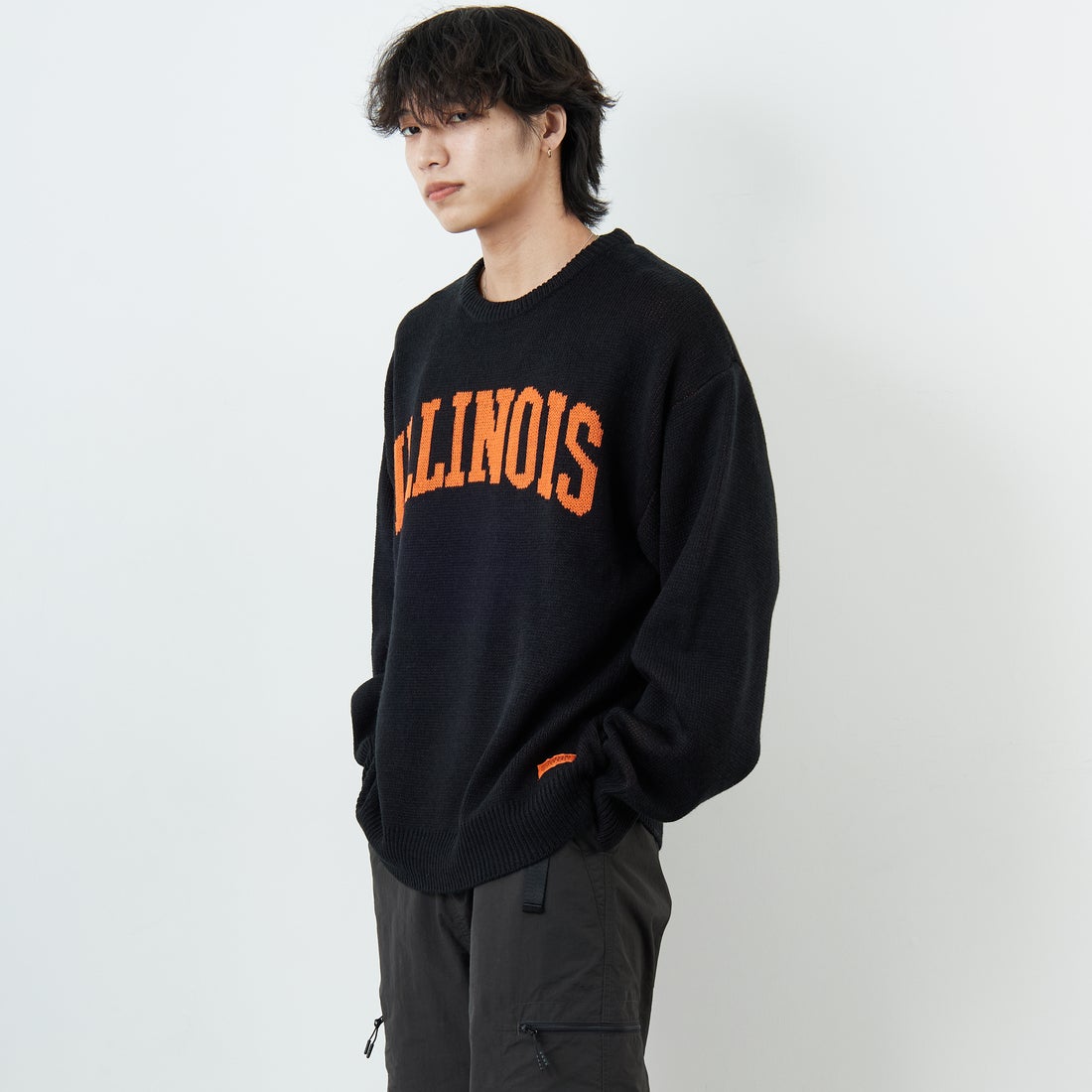UNIVERSAL OVERALL [ユニバーサルオーバーオール] 別注 カレッジロゴニットセーター [U2533301IN-JF] BLACK &&モデル身長：179cm 着用サイズ：L&&