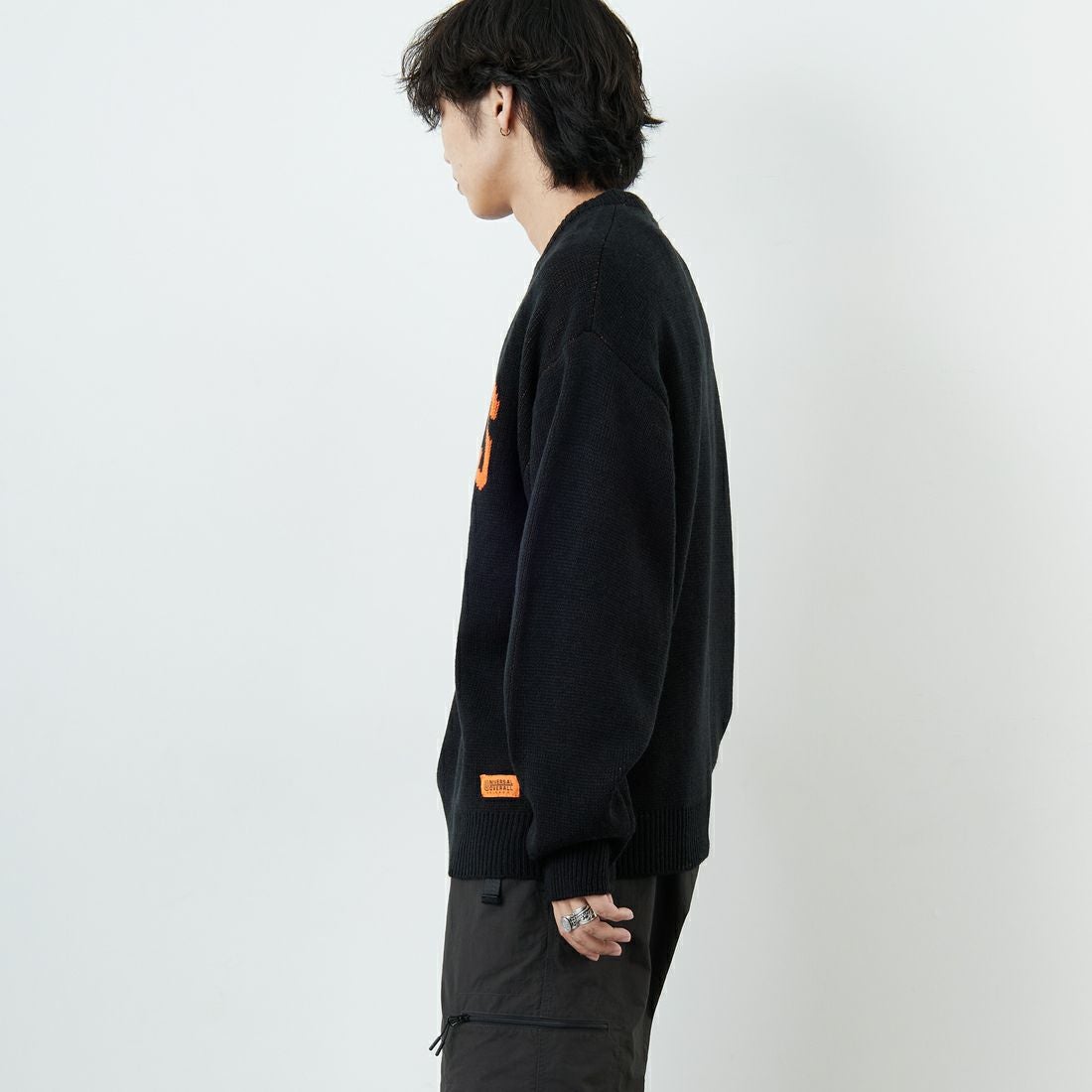 UNIVERSAL OVERALL [ユニバーサルオーバーオール] 別注 カレッジロゴニットセーター [U2533301IN-JF] BLACK &&モデル身長：179cm 着用サイズ：L&&
