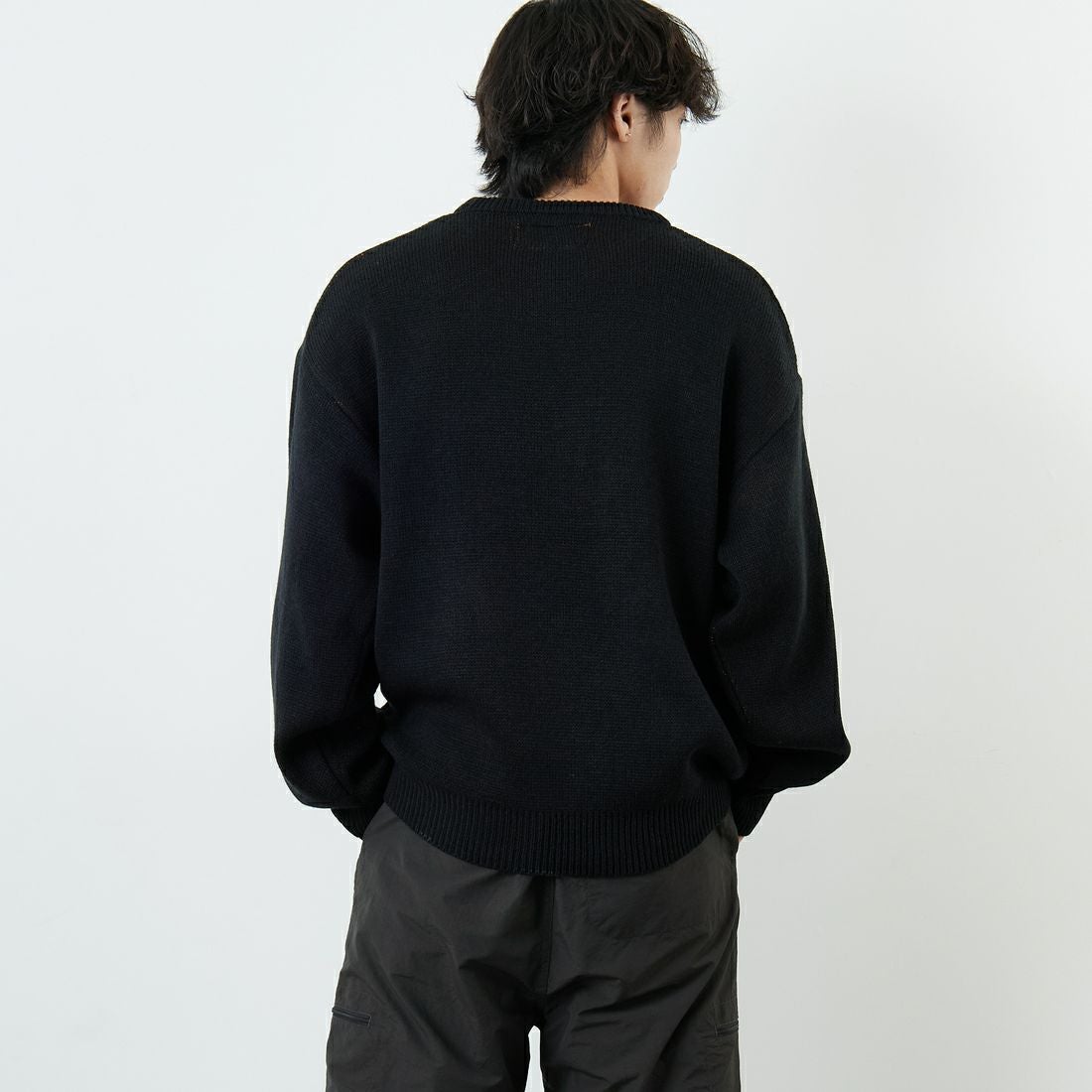 UNIVERSAL OVERALL [ユニバーサルオーバーオール] 別注 カレッジロゴニットセーター [U2533301IN-JF] BLACK &&モデル身長：179cm 着用サイズ：L&&