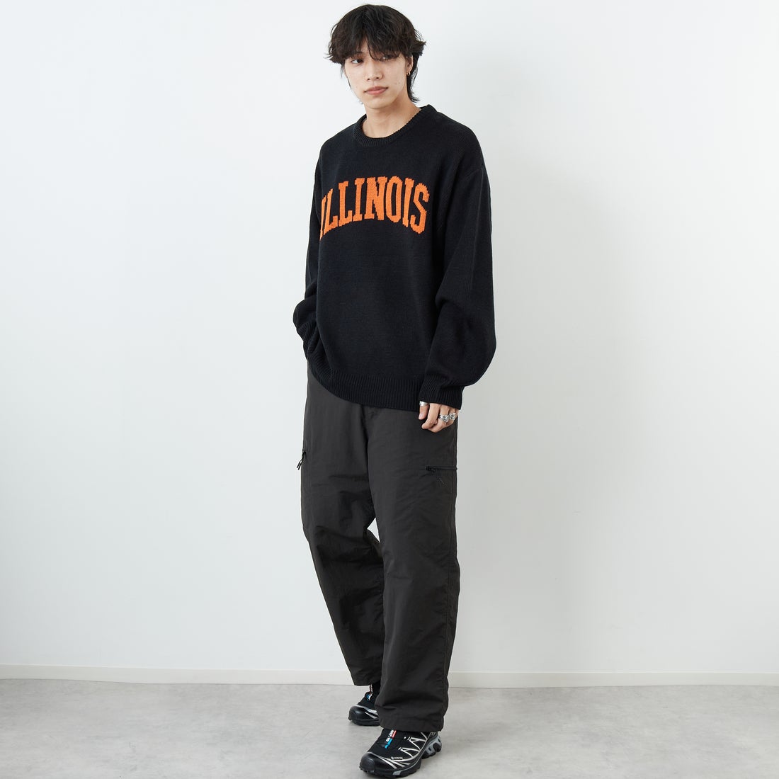 UNIVERSAL OVERALL [ユニバーサルオーバーオール] 別注 カレッジロゴニットセーター [U2533301IN-JF] BLACK &&モデル身長：179cm 着用サイズ：L&&