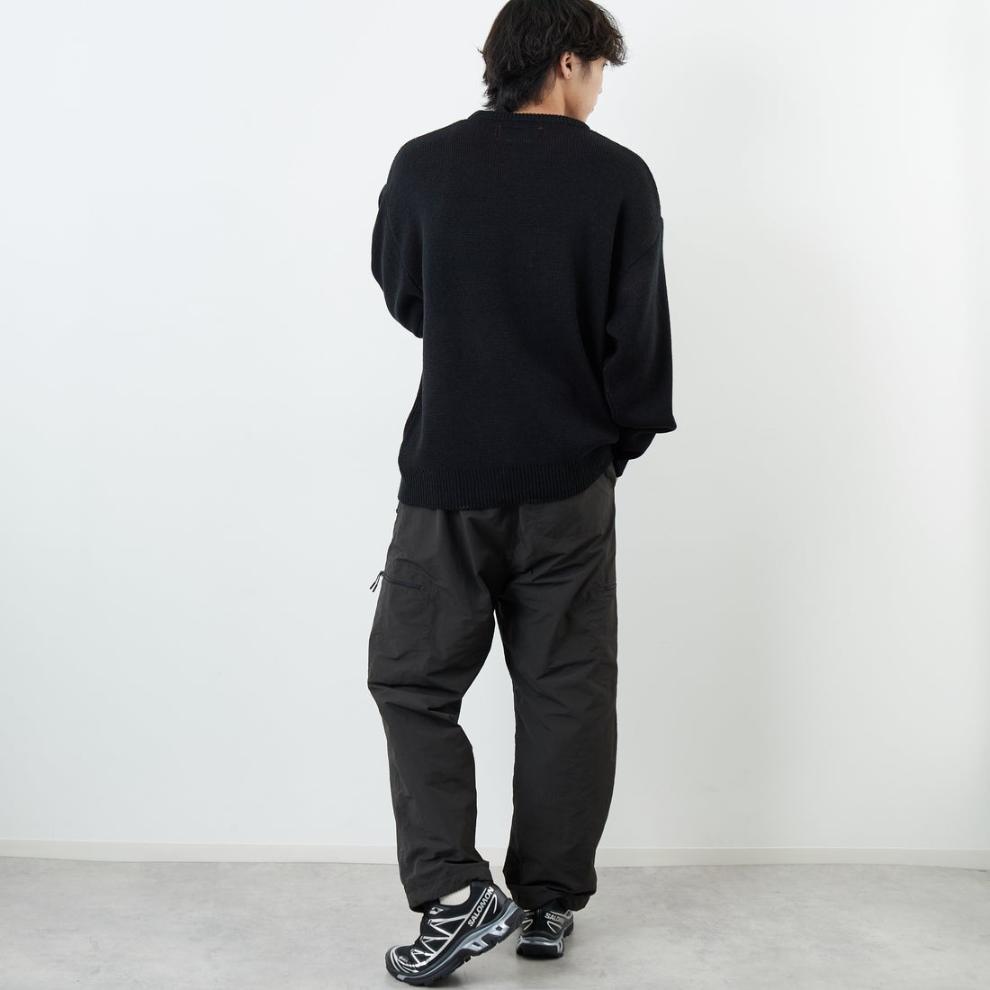UNIVERSAL OVERALL [ユニバーサルオーバーオール] 別注 カレッジロゴニットセーター [U2533301IN-JF] BLACK &&モデル身長：179cm 着用サイズ：L&&