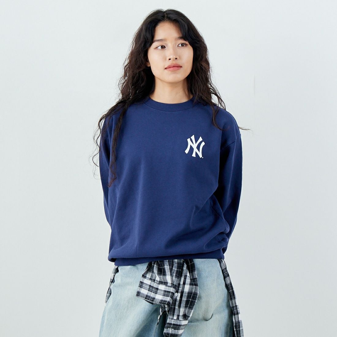 Sporty&Rich [スポーティアンドリッチ] NY セリフロゴクルーネックスウェット [ST071623631] DK.NAVY &&モデル身長：162cm 着用サイズ：S&&