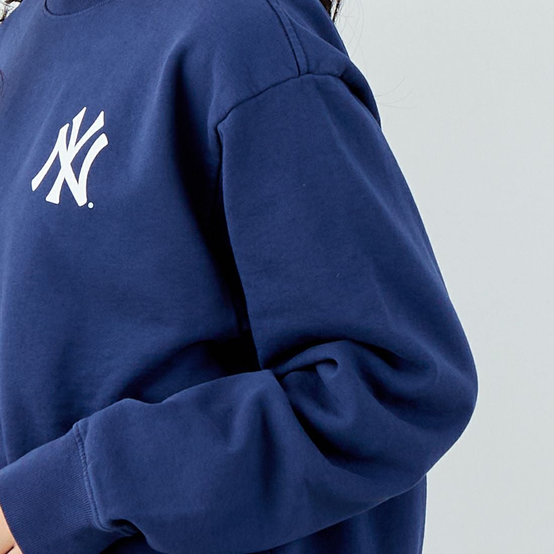 Sporty&Rich [スポーティアンドリッチ] NY セリフロゴクルーネックスウェット [ST071623631] DK.NAVY &&モデル身長：162cm 着用サイズ：S&&