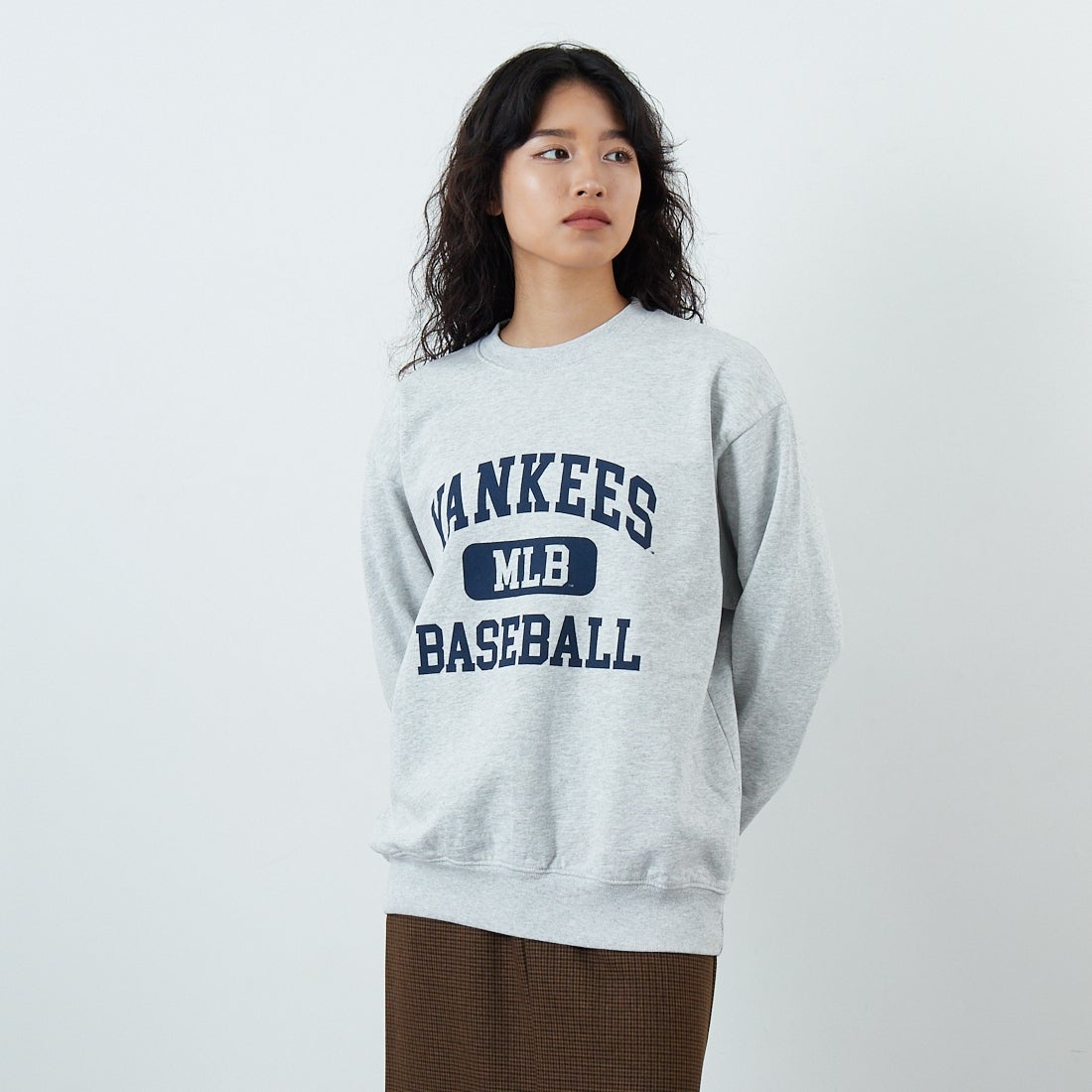 Sporty&Rich [スポーティアンドリッチ] NY アイビークルーネックスウェット [ST071623660] H.GRAY &&モデル身長：162cm 着用サイズ：S&&