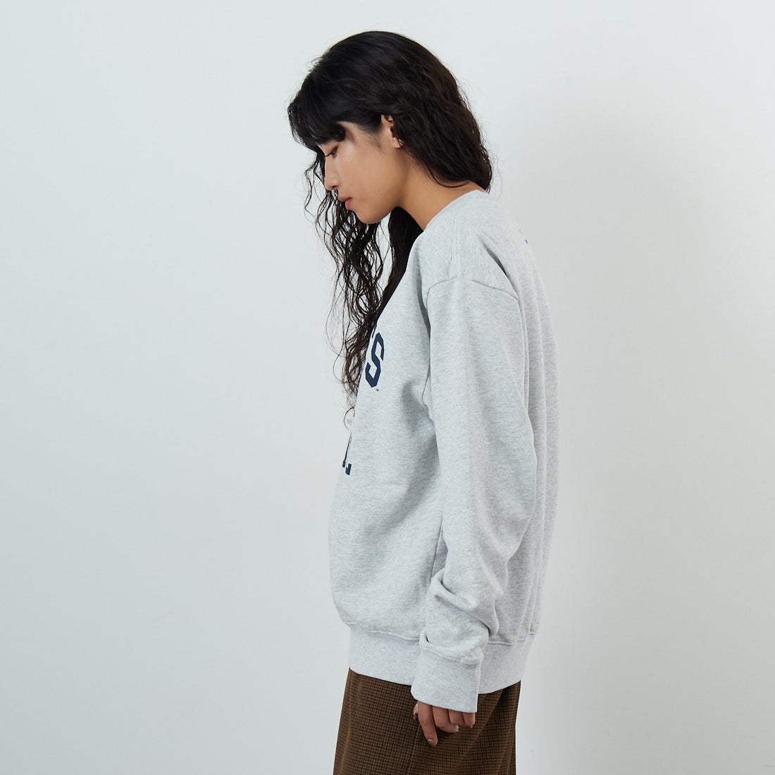 Sporty&Rich [スポーティアンドリッチ] NY アイビークルーネックスウェット [ST071623660] H.GRAY &&モデル身長：162cm 着用サイズ：S&&