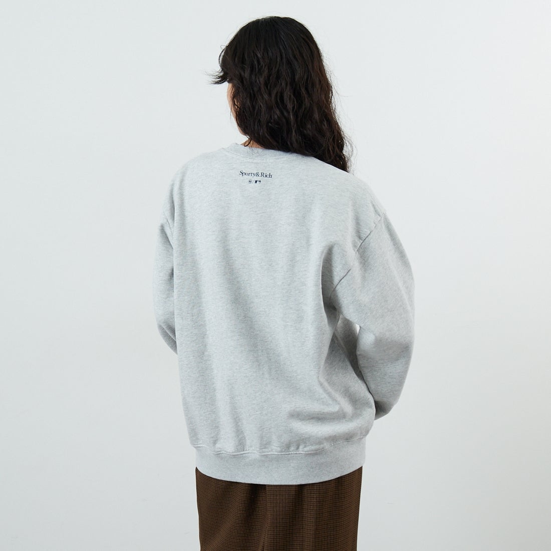 Sporty&Rich [スポーティアンドリッチ] NY アイビークルーネックスウェット [ST071623660] H.GRAY &&モデル身長：162cm 着用サイズ：S&&