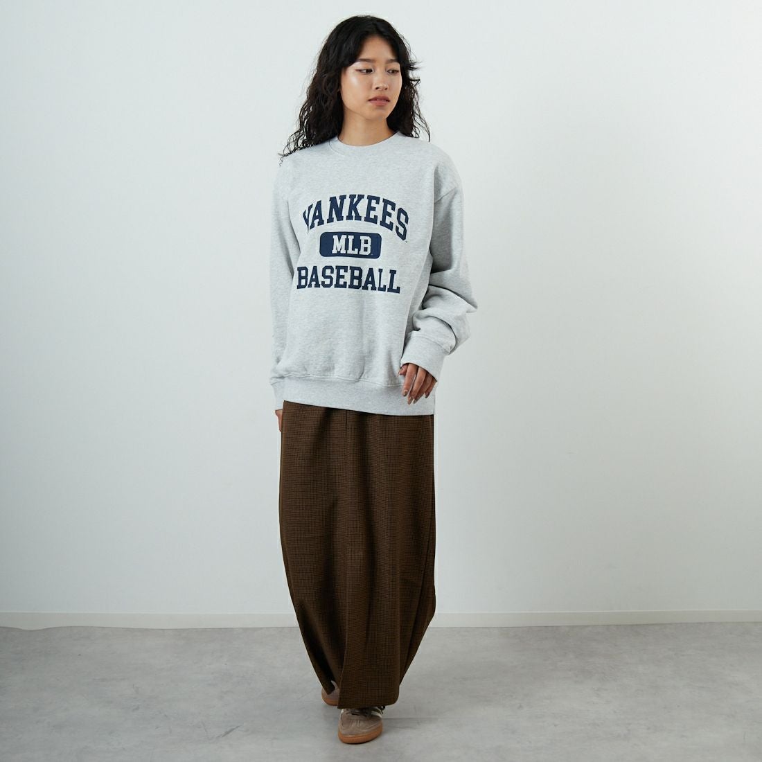 Sporty&Rich [スポーティアンドリッチ] NY アイビークルーネックスウェット [ST071623660] H.GRAY &&モデル身長：162cm 着用サイズ：S&&