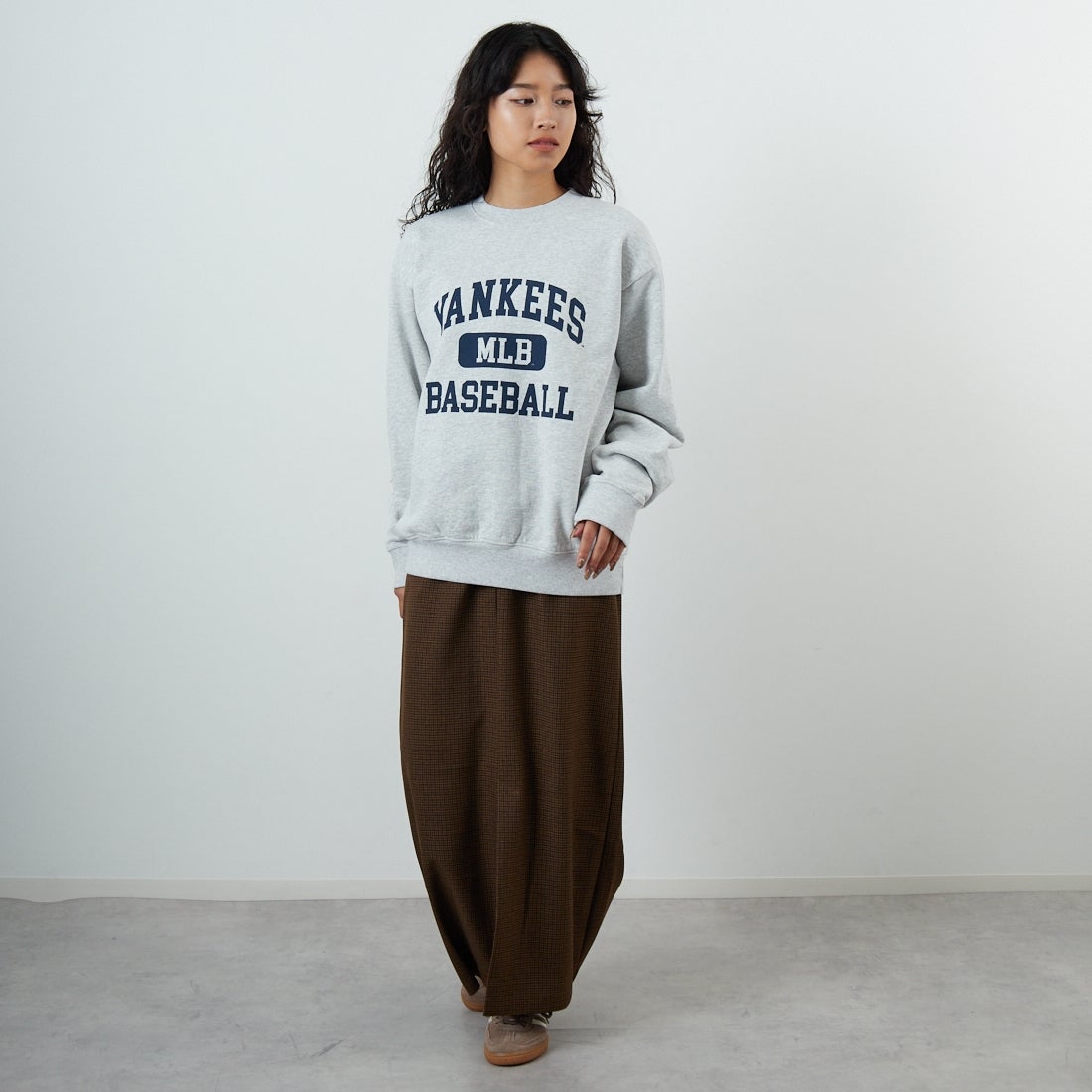 Sporty&Rich [スポーティアンドリッチ] NY アイビークルーネックスウェット [ST071623660] H.GRAY &&モデル身長：162cm 着用サイズ：S&&