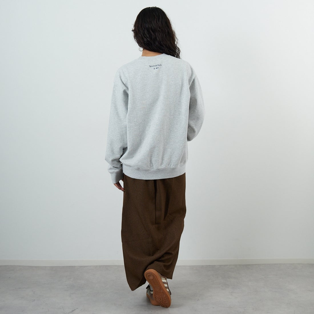 Sporty&Rich [スポーティアンドリッチ] NY アイビークルーネックスウェット [ST071623660] H.GRAY &&モデル身長：162cm 着用サイズ：S&&