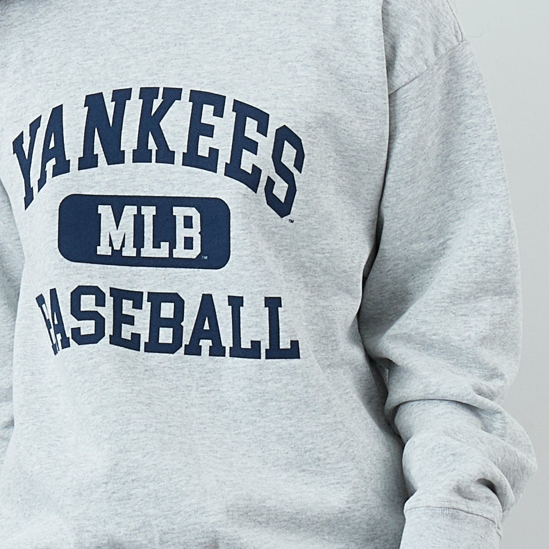 Sporty&Rich [スポーティアンドリッチ] NY アイビークルーネックスウェット [ST071623660] H.GRAY &&モデル身長：162cm 着用サイズ：S&&