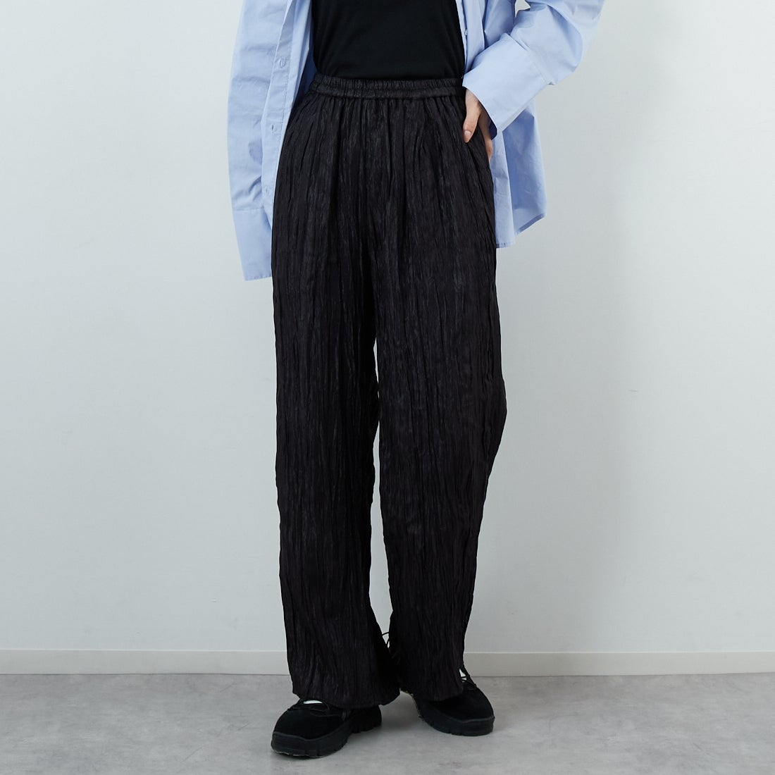 CHIGNON [シニヨン] シャイニーワッシャーパンツ [3655-264BZ] BLACK &&モデル身長：162cm 着用サイズ：F&&