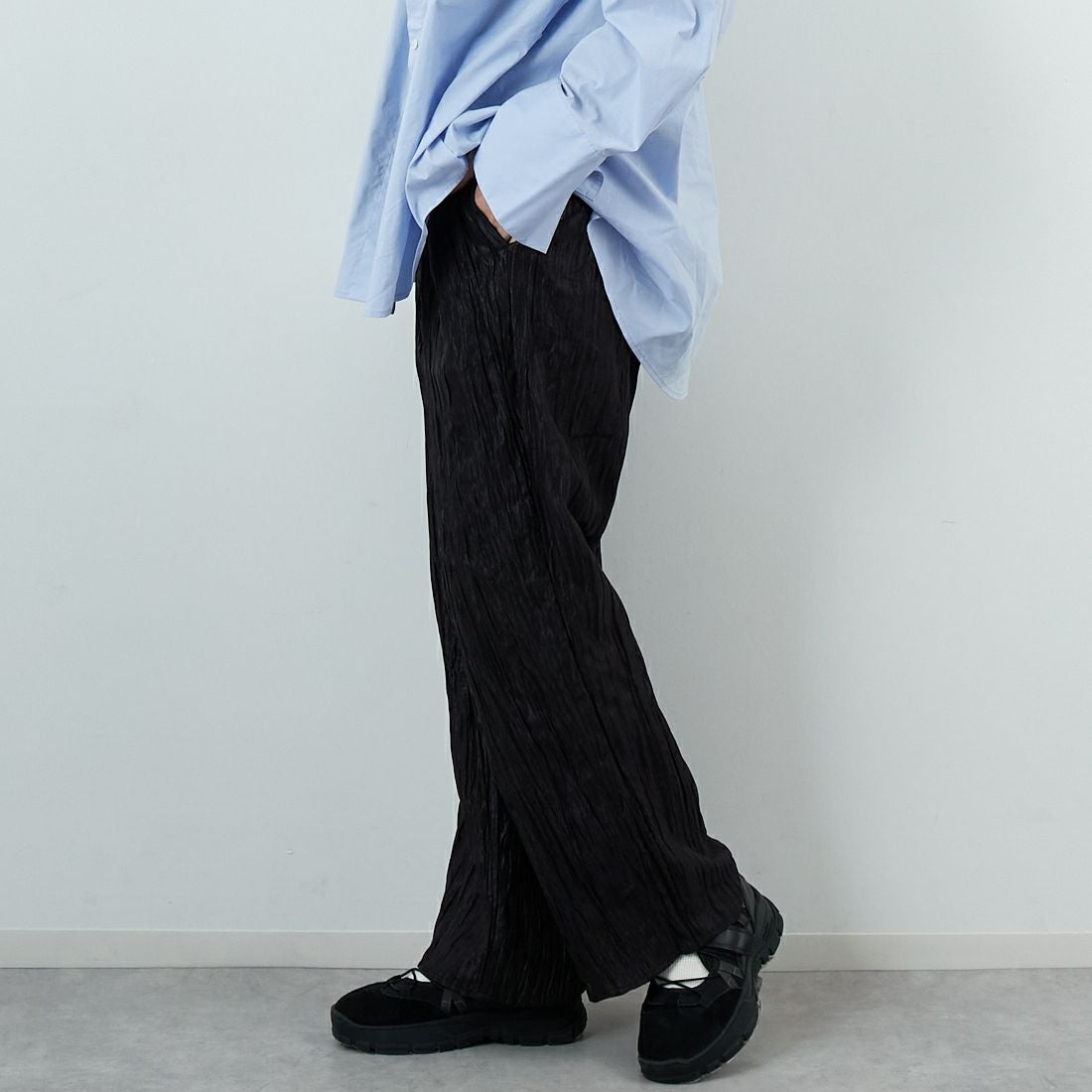 CHIGNON [シニヨン] シャイニーワッシャーパンツ [3655-264BZ] BLACK &&モデル身長：162cm 着用サイズ：F&&