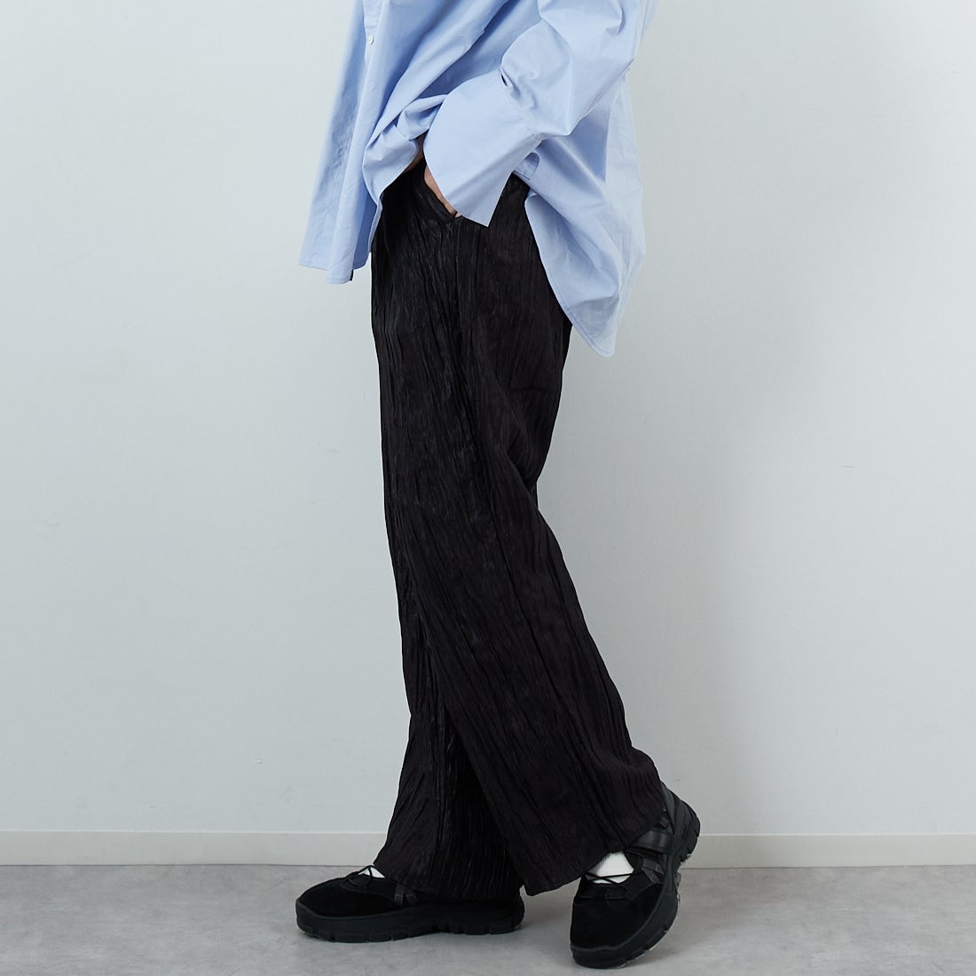 CHIGNON [シニヨン] シャイニーワッシャーパンツ [3655-264BZ] BLACK &&モデル身長：162cm 着用サイズ：F&&