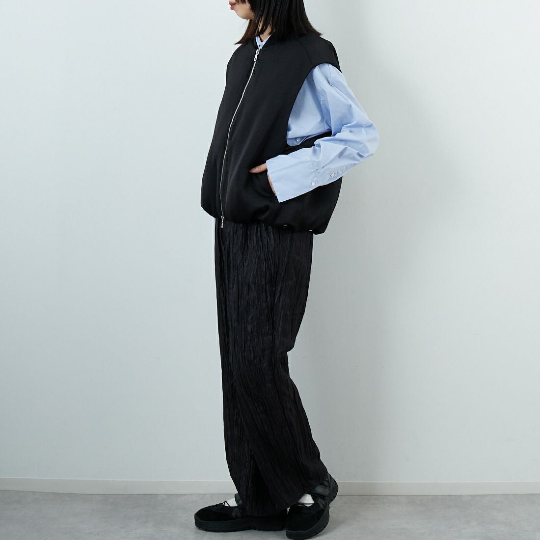 CHIGNON [シニヨン] サテンパフィーベスト [4655-252MK] BLACK &&モデル身長：162cm 着用サイズ：F&&