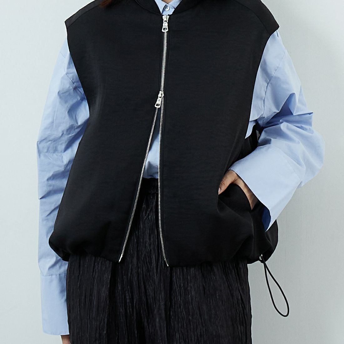 CHIGNON [シニヨン] サテンパフィーベスト [4655-252MK] BLACK &&モデル身長：162cm 着用サイズ：F&&