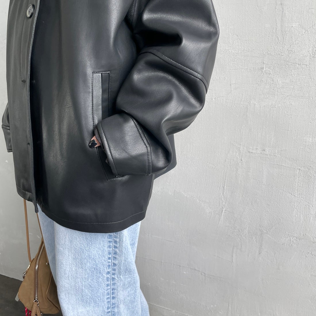 Jeans Factory Clothes [ジーンズファクトリークローズ] スリーブデザイン フェイクレザージャケット [25478-HN] BLACK &&モデル身長：150cm 着用サイズ：F&&