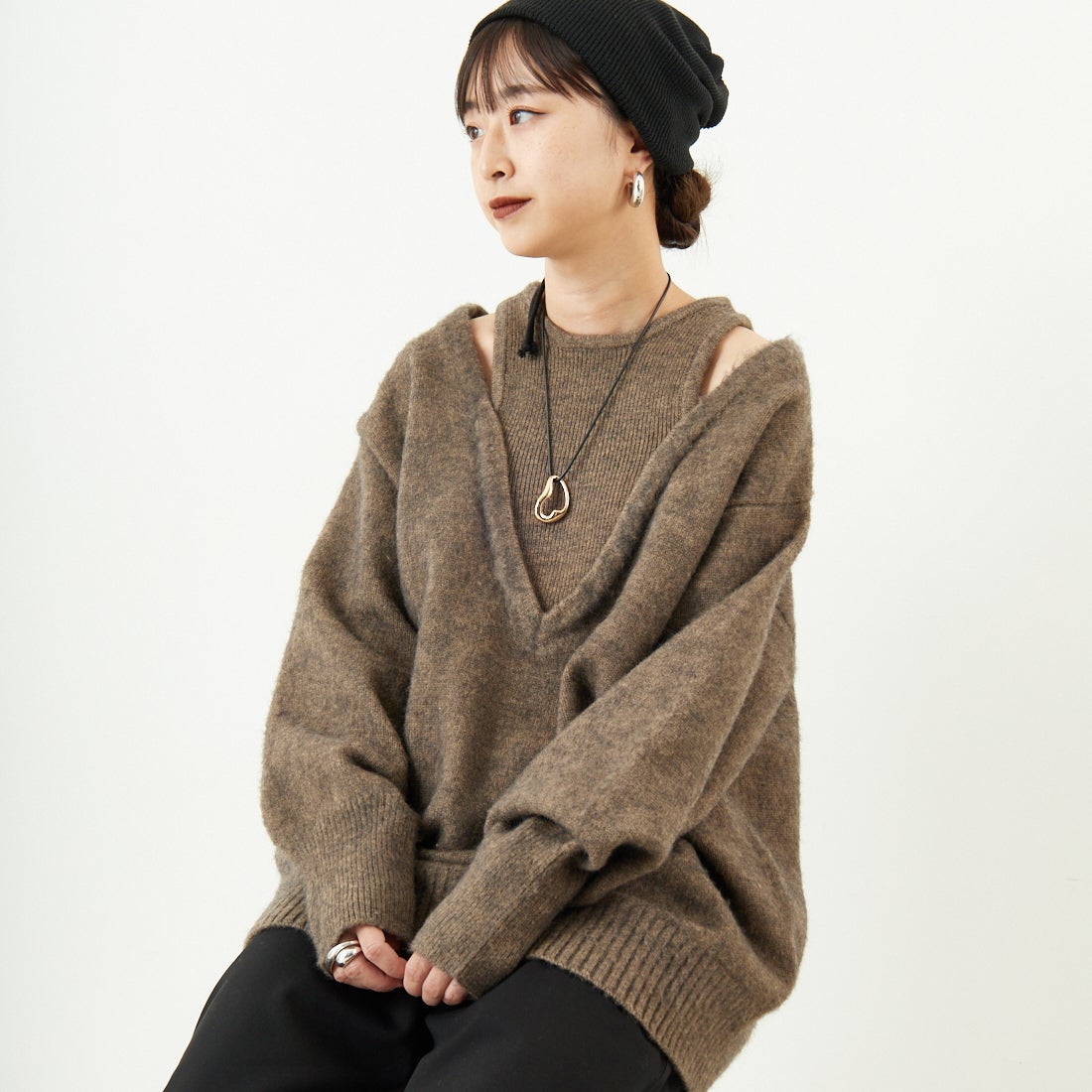 nenom [ネノム] レイヤードデザイン Vネックニット [NE25131039] 26 MOCHA &&モデル身長：150cm 着用サイズ：F&&