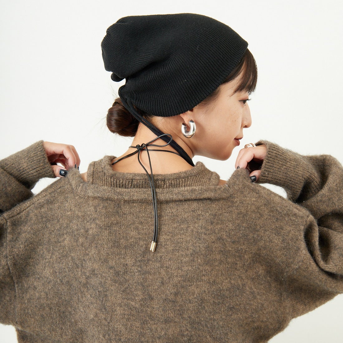 nenom [ネノム] レイヤードデザイン Vネックニット [NE25131039] 26 MOCHA &&モデル身長：150cm 着用サイズ：F&&