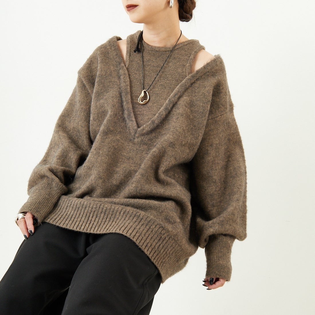 nenom [ネノム] レイヤードデザイン Vネックニット [NE25131039] 26 MOCHA &&モデル身長：150cm 着用サイズ：F&&