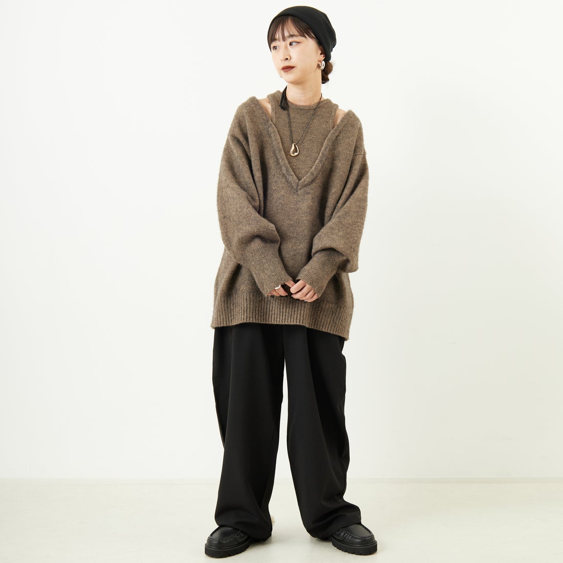 nenom [ネノム] レイヤードデザイン Vネックニット [NE25131039] 26 MOCHA &&モデル身長：150cm 着用サイズ：F&&