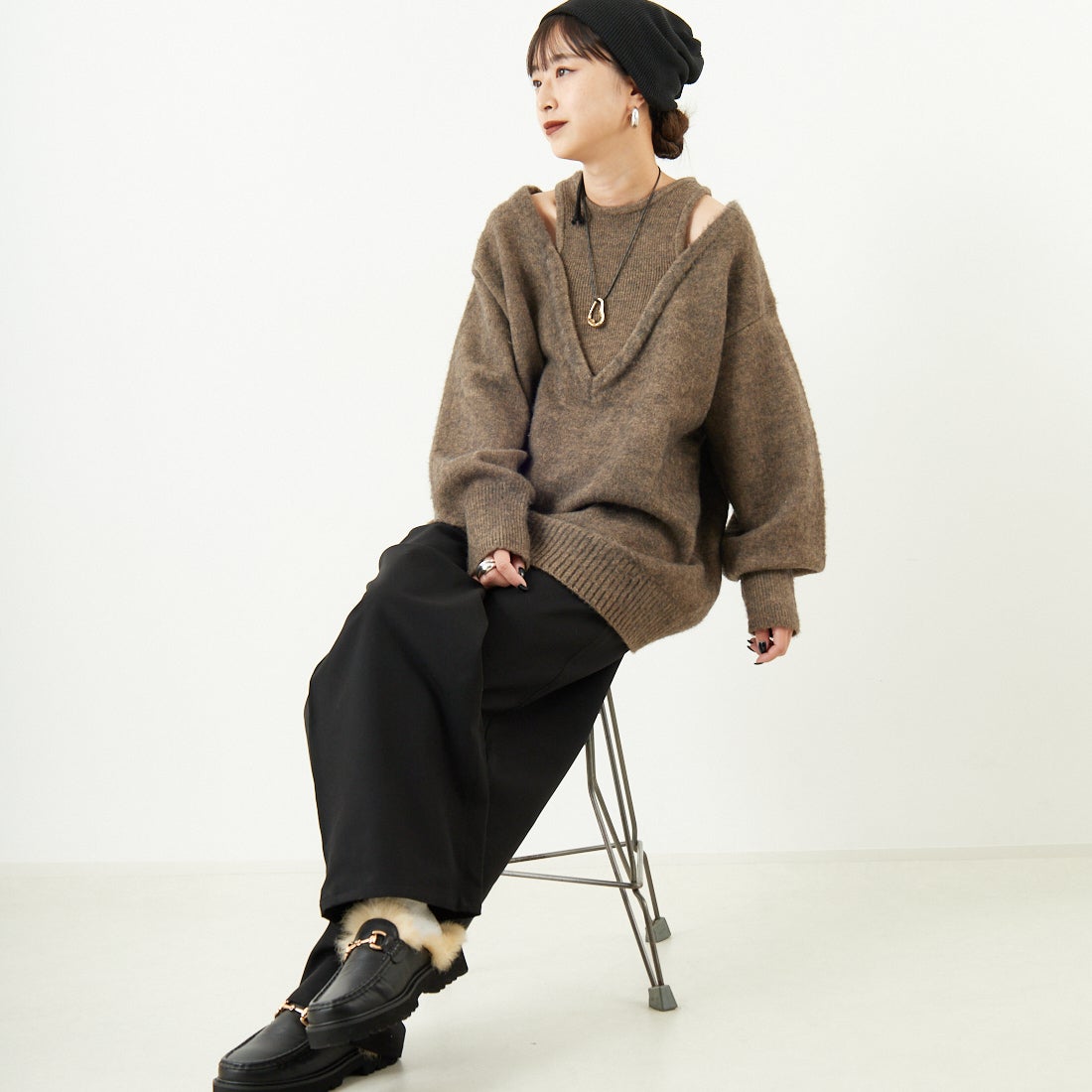 nenom [ネノム] レイヤードデザイン Vネックニット [NE25131039] 26 MOCHA &&モデル身長：150cm 着用サイズ：F&&