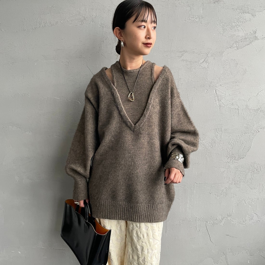 nenom [ネノム] レイヤードデザイン Vネックニット [NE25131039] 26 MOCHA &&モデル身長：150cm 着用サイズ：F&&