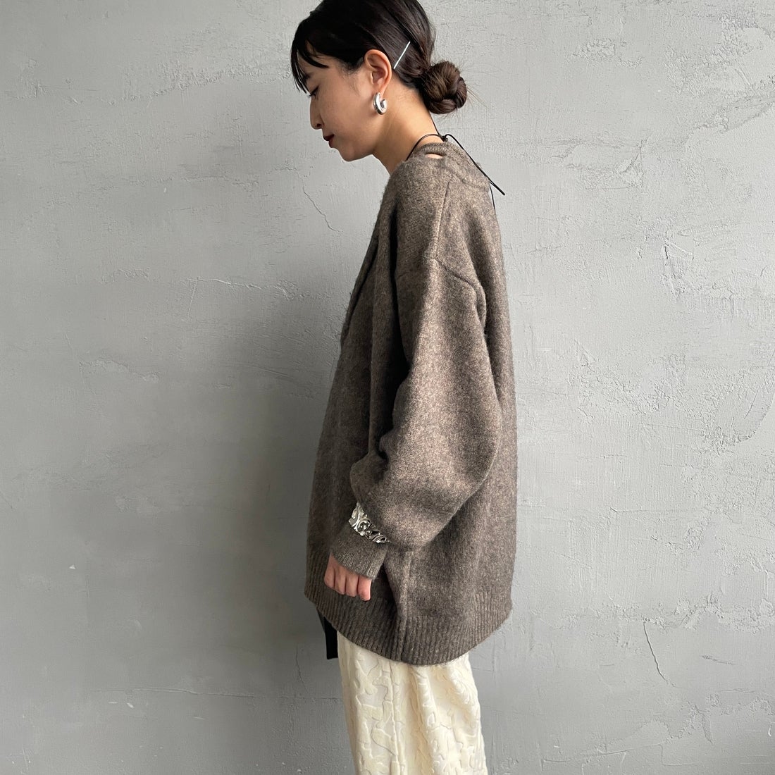 nenom [ネノム] レイヤードデザイン Vネックニット [NE25131039] 26 MOCHA &&モデル身長：150cm 着用サイズ：F&&